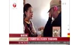 最美空姐：七旬教授飞机上无法进食 空姐跪地喂饭