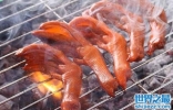 中国十大禁菜之烤鸭掌，活鸭在炙热铁板上跳舞至烤熟