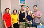 57岁黄贯中私下聚会曝光，和女粉丝挽手拍照，穿背心露健硕身材 ...