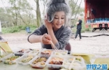 68岁刘晓庆分享片场日常，顶着一头白发野外吃饭，一人吃3份盒饭 ...