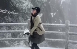 刘嘉玲在黄山雪地里跳舞，捧着雪抛向空中，开心得像个孩子 ...