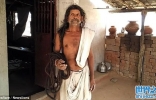 印度60多岁老翁Savjibhai Rathwa拥有一头18.8公尺的长发