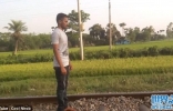 孟加拉国男子玩命伏到路轨上任由高速驶至的火车在头上掠过 ...