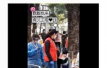 51岁袁咏仪街头做社工！不化妆打扮似路人，卖力派发物品没架子 ...