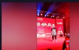 知名笑星何晶晶下乡商演！脖子粗大身形发福，众人献花鸣炮排场大 ...