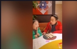 64岁冯巩与孙女庆小年！孙女嘴舔糖瓜五官清秀，被爷爷紧抱好温馨 ...