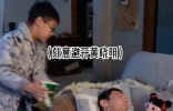 黄晓明拍戏被泼一脸泡面！衣领里全是食物残渣，满脸面汤十分油腻 ...