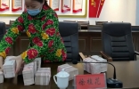 草帽姐捐款270万太霸气！几十摞现金堆满一桌，钱多到双手抱不住 ...