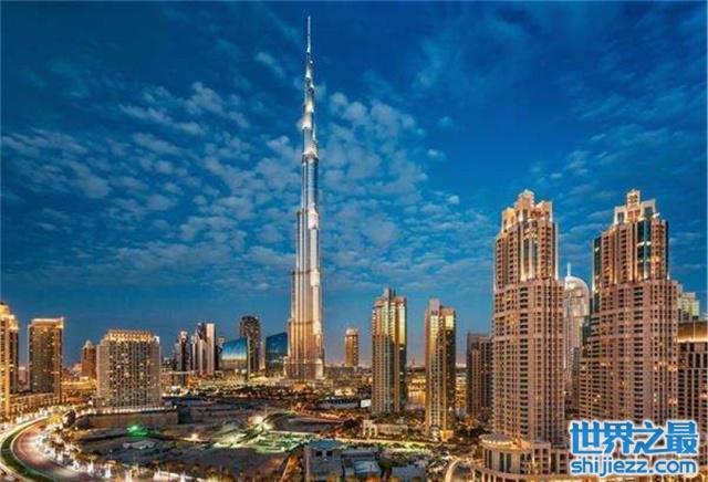 世界上最高的摩天大楼,哈利法塔高828米共162层 
