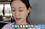 郑恺和苗苗陪孩子玩闹，母女小区里狂奔好疯狂，郑恺被女儿用球砸 ...