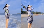 57岁于文华海边嗨玩！拎起裤腿在岸边踩水，沙滩上狂奔跳跃太兴奋 ...