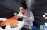 李保田儿子片场吃盒饭！大口吃饭嘴巴包不住，胡茬满脸皱纹明显 ...