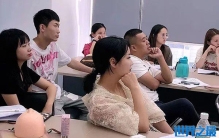 想做自由职业者？不妨学她到排名前十的微整学校学注射美容