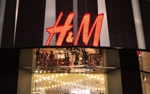 H&M事件多位明星下场发声：薇娅圈好感，胡兵下架50件产品