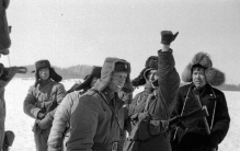 1969年，珍宝岛战役打响后，林彪立即致电李德生：快去请粟裕