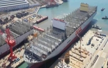 全球最大级别！总长399.99米集装箱船在大连成功下水