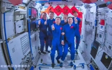 破纪录！神舟十六号乘组抵达空间站，太空17人历史之最