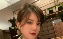 娱乐圈顶级白富美阿兰，年仅30岁身价就超百亿， 她到底有多牛？