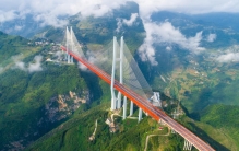 世界最高的跨江大桥，有200层楼高，开车像开飞机
