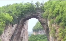 贵州深山发现一座世界上最高的公路天生桥，雄伟壮观，太震撼了