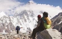 为打破世界纪录而见死不救？挪威登山者跨过垂死当地背夫的视频引发巨大争议