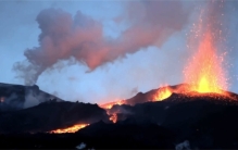 冰岛火山喷发时，监控拍到2个喷射蓝光的UFO，它究竟是什么？