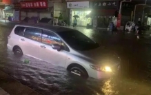 东莞遇强降雨隧道成河被淹没 有车在水中自燃