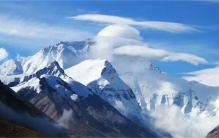 珠穆朗玛峰积雪融化  露出一道裂缝  缝隙中冰封物体让人泪目