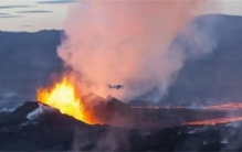 火山旅游风靡全球：熔岩猎人带你飞跃喷发火山  实在是太刺激