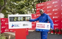 24岁的马拉松世界纪录保持者因车祸去世，世界田联主席悼念