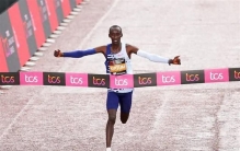 肯尼亚用国葬告别马拉松世界纪录保持者基普图姆