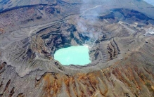 世界上最大的火山口，日本的阿苏山火山口