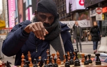 从贫民窟到国际象棋大师，他连续下棋超60小时创造世界纪录