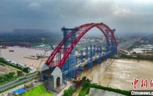 世界最大整体提升跨径和吨位的钢管混凝土拱桥完成提升逾49米