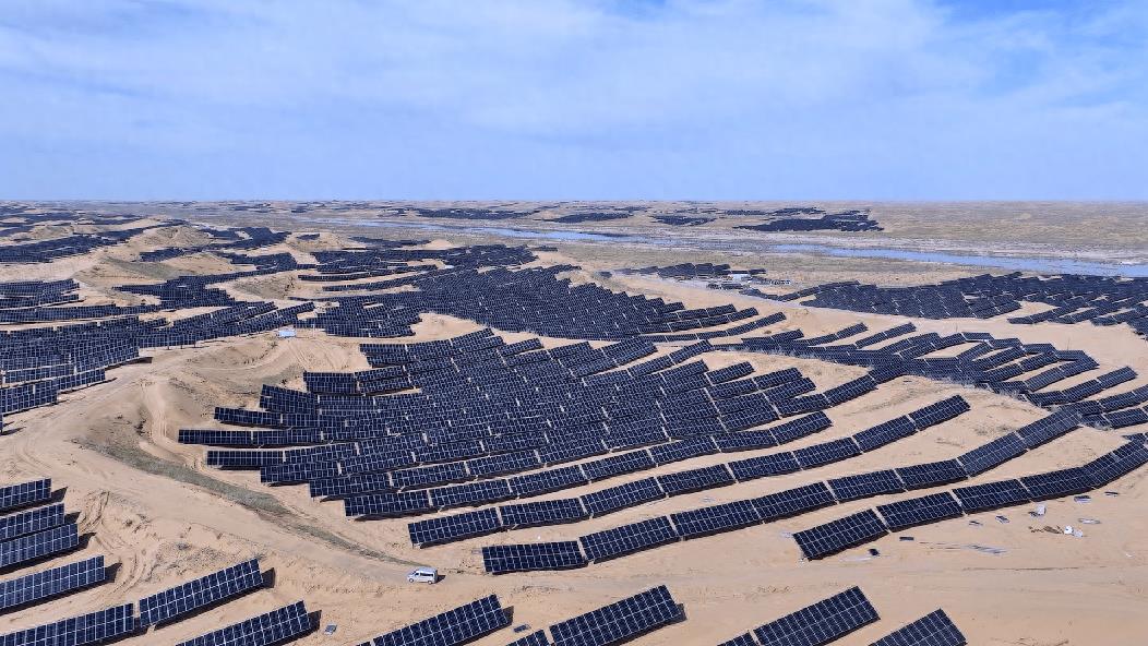 世界最大单体光伏项目在新疆成功并网，“足以为一个小国发电一年”
