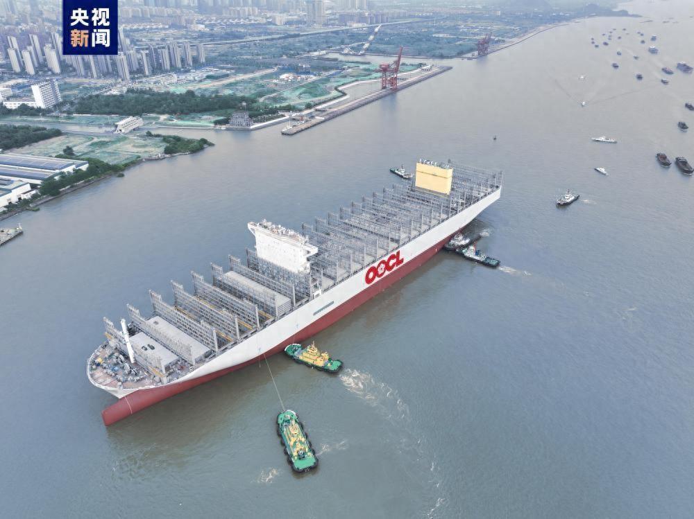 399.99米长！全球最大集装箱船完成出坞