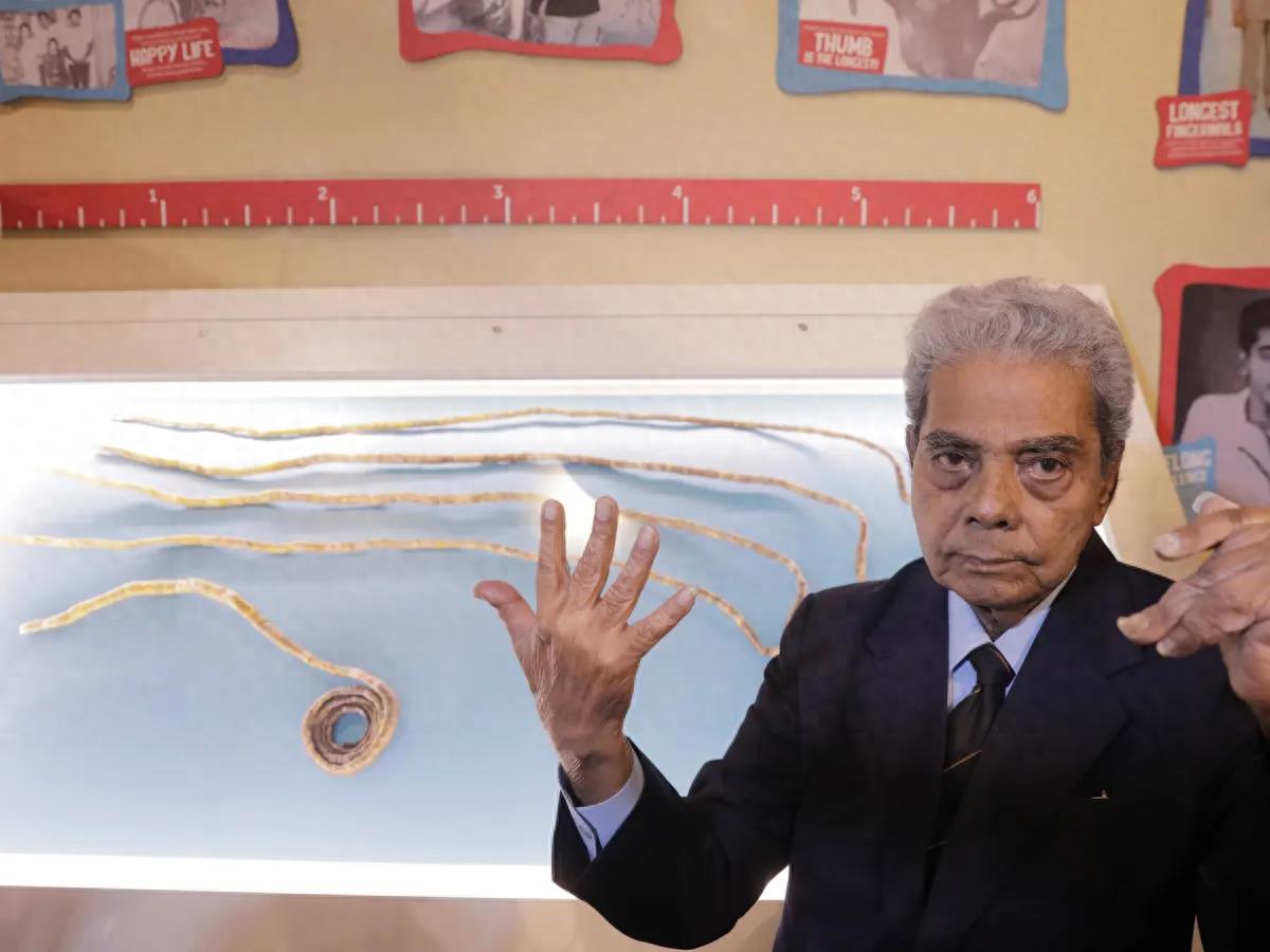 留了66年，总长度超9米！印度大爷总算将破世界纪录的指甲剪了