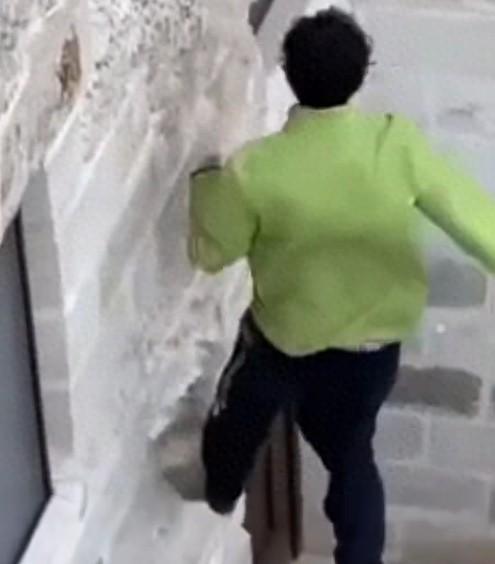 英国男子在意大利古城建筑上跑酷：踩落砖块 被指破坏世界遗产