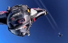 张树鹏在美国打破翼装飞行最长距离世界纪录
