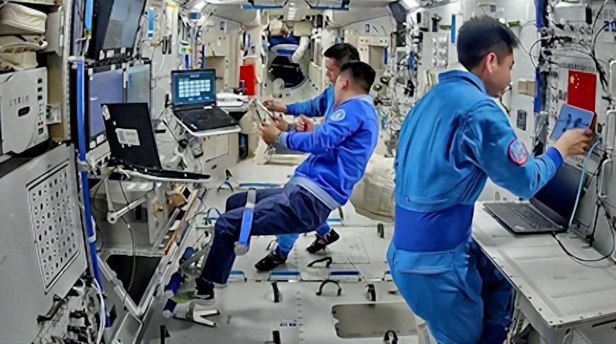 中国航天员再次谱写航天新篇章，八个半小时的太空行走新纪录