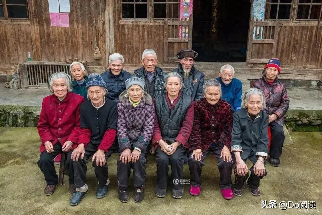 数据：中国百岁老人达11.9万，居世界之最，女性是男性的2.38倍
