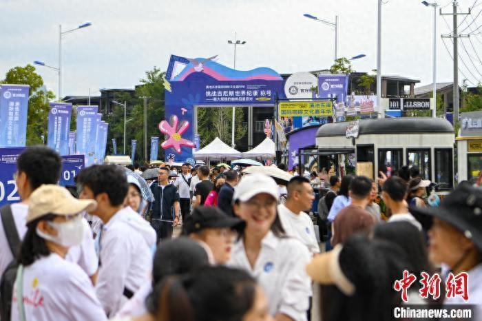 昆明3500人成功挑战“最大规模的咖啡品鉴派对”吉尼斯世界纪录